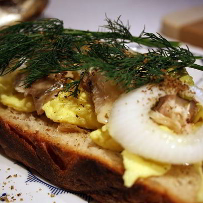 Яичница с селедкой