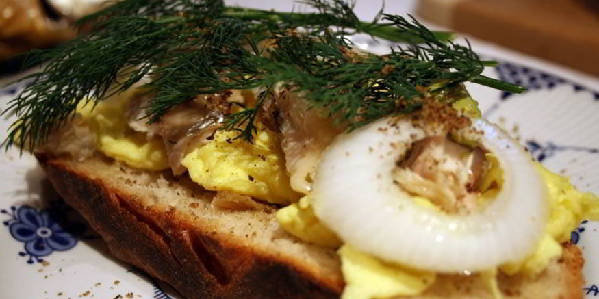 Рецепт яичницы с селедкой