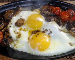 Яичница с шампиньонами и помидорами