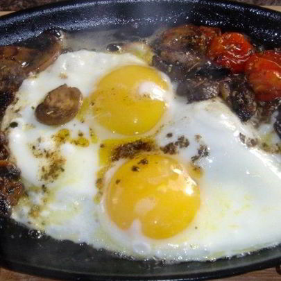 Яичница с шампиньонами и помидорами