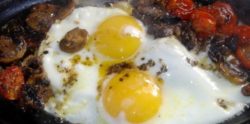 Рецепт яичницы с шампиньонами и помидорами