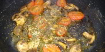 яичница с шампиньонами и помидорами