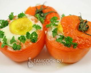 Яичница с ветчиной и грибами запеченная в помидорах