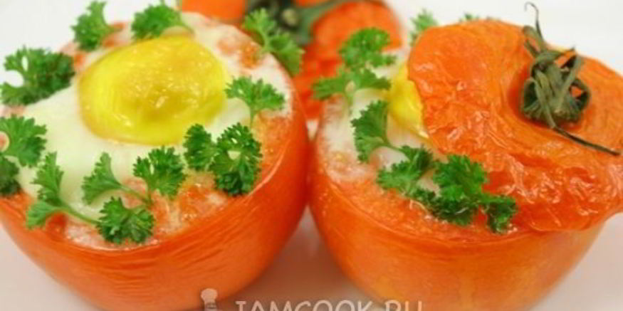 Рецепт яичницы с ветчиного и грибами запеченной в помидораха