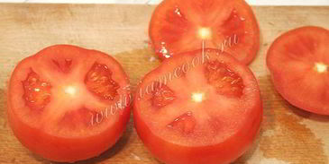 яичница с ветчиной и грибами запеченная в помидорах