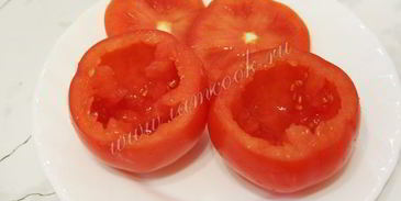 яичница с ветчиной и грибами запеченная в помидорах