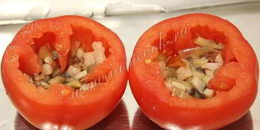 яичница с ветчиной и грибами запеченная в помидорах