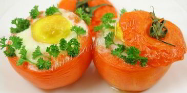 яичница с ветчиной и грибами запеченная в помидорах