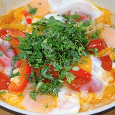 Яичница со сладким перцем, луком и помидорами