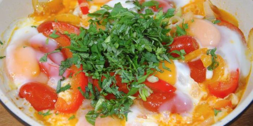 Рецепт яичницы со сладким перцем, луком и помидорами