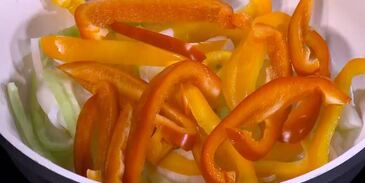 яичница со сладким перцем, луком и помидорами