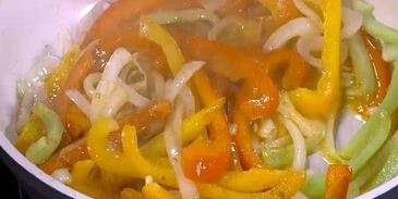 яичница со сладким перцем, луком и помидорами