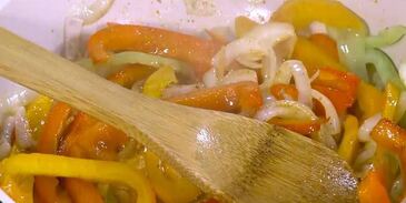 яичница со сладким перцем, луком и помидорами