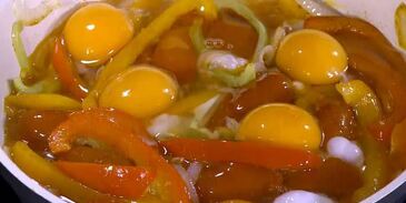 яичница со сладким перцем, луком и помидорами