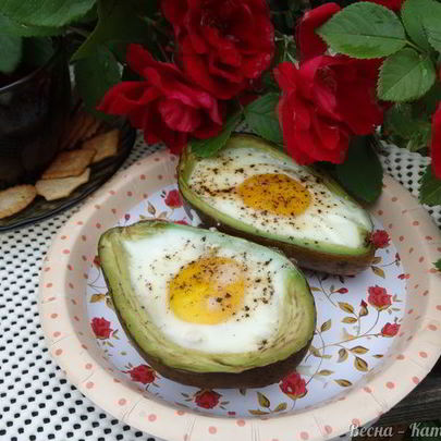 Яичница в лодочке авокадо