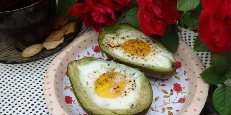 Рецепт яичницы в лодочке авокадо