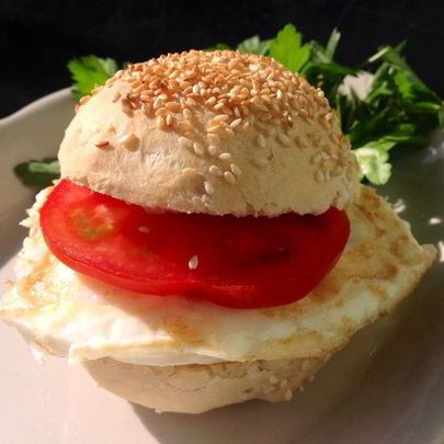 Яичница в свежеиспеченной булочке с кунжутом