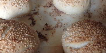 яичница в свежеиспеченной булочке с кунжутом