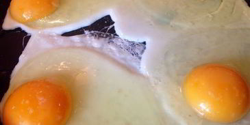 яичница в свежеиспеченной булочке с кунжутом