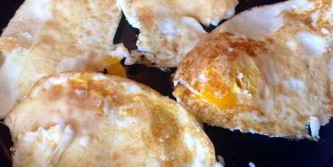 яичница в свежеиспеченной булочке с кунжутом