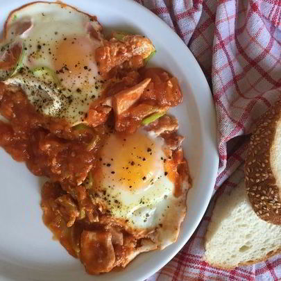 Яичница в томатах