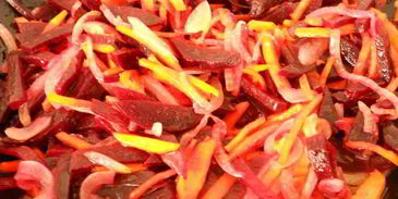 закуска из свеклы с овощами и черной фасолью