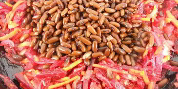 закуска из свеклы с овощами и черной фасолью