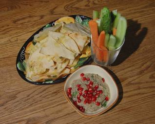 Закуска из запеченных баклажанов с овощами и чипсами из питы