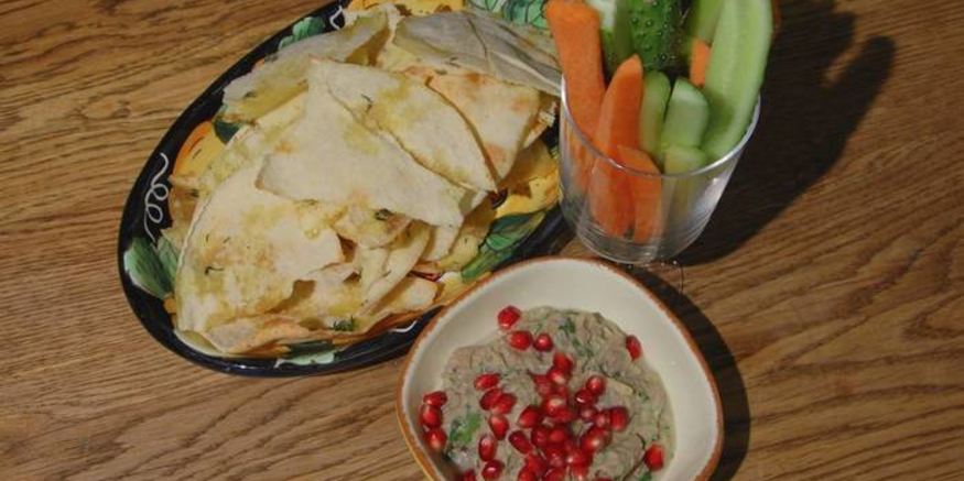 Рецепт закуски из запеченных баклажанов с овощами и чипсами из питы