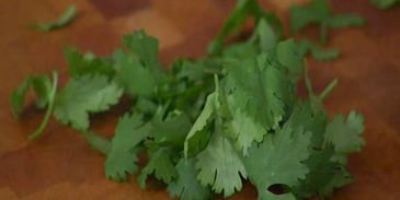 закуска из запеченных баклажанов с овощами и чипсами из питы