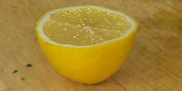 закуска из запеченных баклажанов с овощами и чипсами из питы