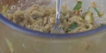 закуска из запеченных баклажанов с овощами и чипсами из питы