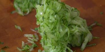 закуска из запеченных баклажанов с овощами и чипсами из питы