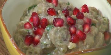 закуска из запеченных баклажанов с овощами и чипсами из питы