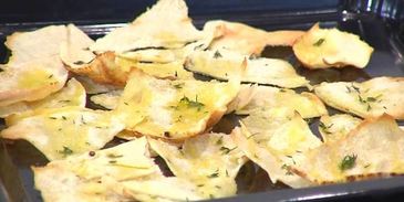 закуска из запеченных баклажанов с овощами и чипсами из питы