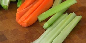 закуска из запеченных баклажанов с овощами и чипсами из питы