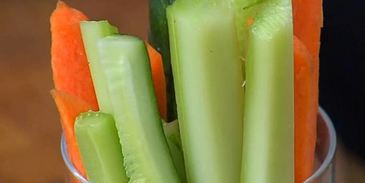 закуска из запеченных баклажанов с овощами и чипсами из питы