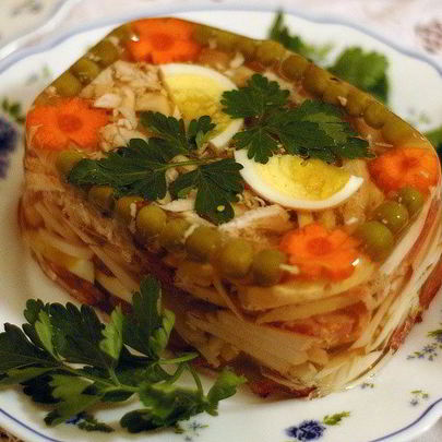 Заливное из курицы с зеленым горошком