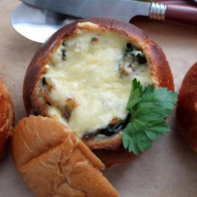 Булочка-жюльен из шампиньонов и шпината