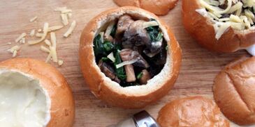 булочка-жюльен из шампиньонов и шпината