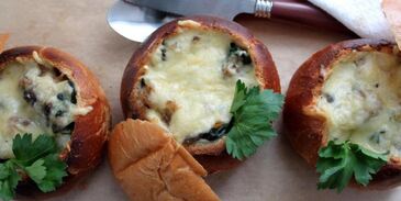 булочка-жюльен из шампиньонов и шпината