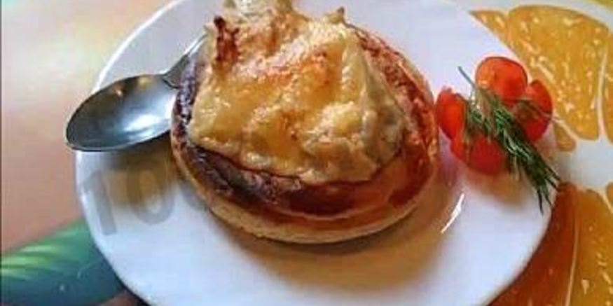 Рецепт куриного жульена в слоеном тесте в воловане