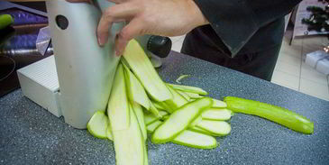 рулетики из цукини с жульеном