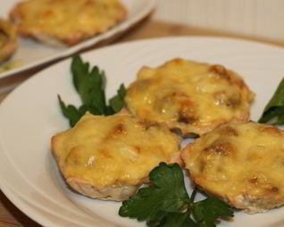 Жюльен в корзиночках из куриного филе